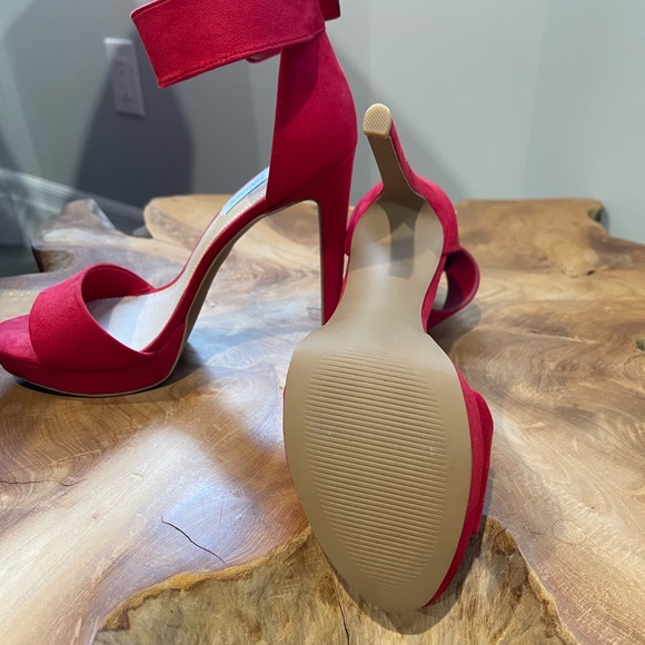 Lady in Red!  Appropriate for any fun summer occasion!! Prom! Wedding! Hot date! - Picture 4 of 7